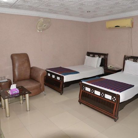 Step Inn Hotel Sukkur Exteriör bild