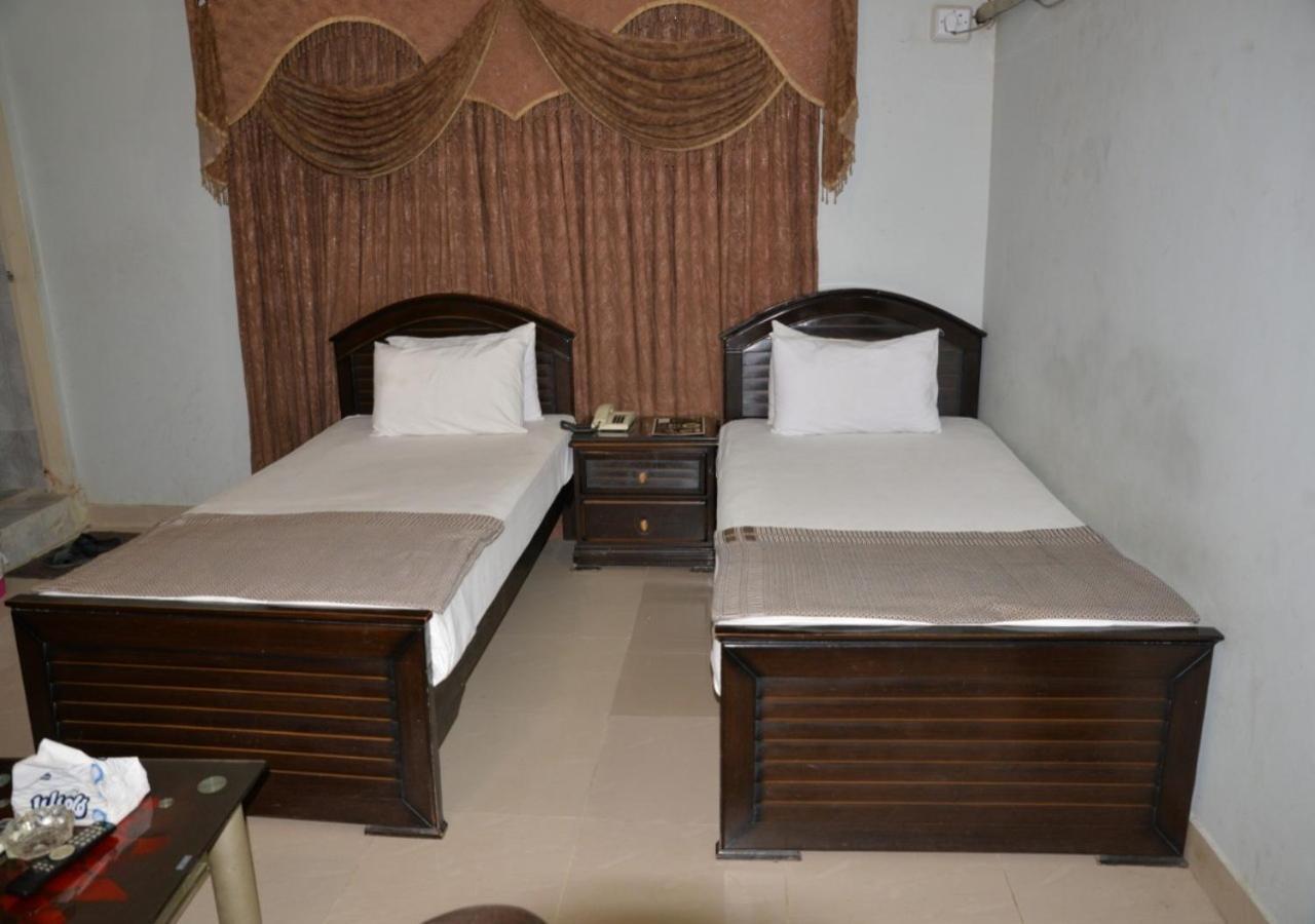 Step Inn Hotel Sukkur Exteriör bild