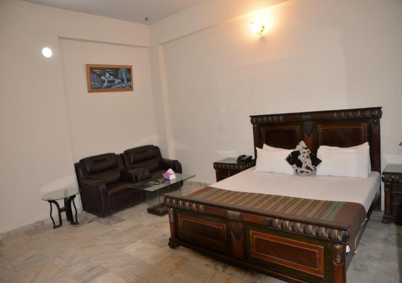 Step Inn Hotel Sukkur Exteriör bild