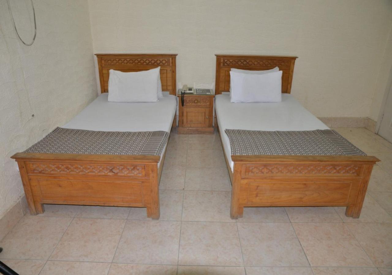 Step Inn Hotel Sukkur Exteriör bild